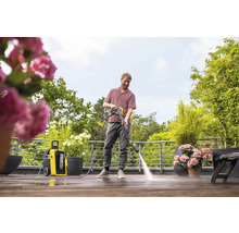 Man reinigt terras met Kärcher hogedrukreiniger.