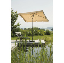 Tuinscene met parasol en ligstoel op houten terras aan de vijver