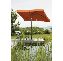 Rechthoekige parasol naast houten steiger met ligstoel in tuin