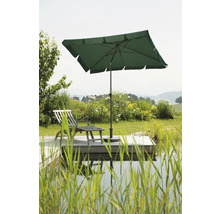 Vierkante tuinzweefparasol naast ligstoel op een houten terras aan een meer