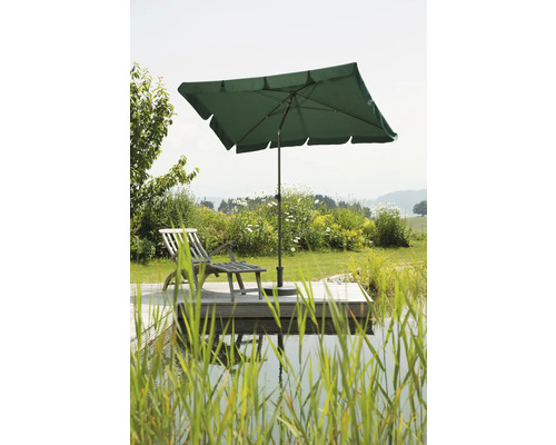 Vierkante tuinzweefparasol naast ligstoel op een houten terras aan een meer