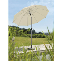 Geopende tuimelparasol op een terras met gazon op de achtergrond