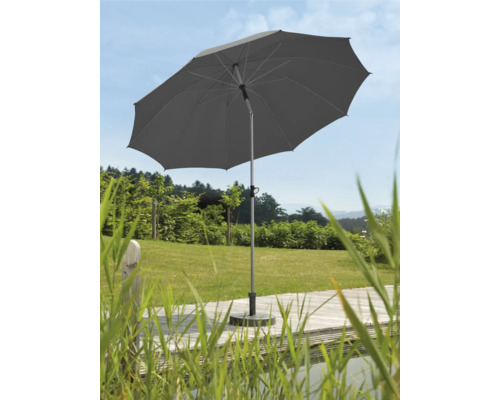 Grijze parasol op een terras