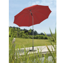 Rode parasol in de tuin