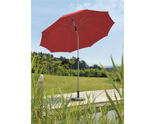 Rode parasol in de tuin