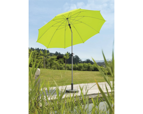 Geopende tu parasol met standaard op een terras
