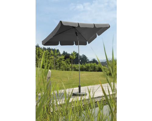 Rechthoekige parasol met voet op een houten terras in de tuin