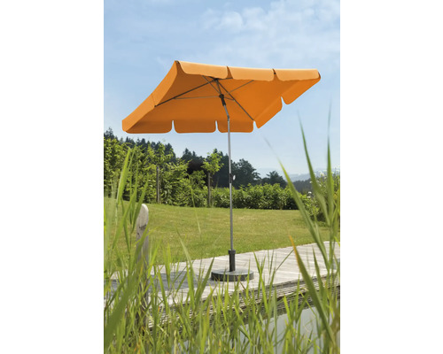 Rechthoekige parasol met standaard op een terras