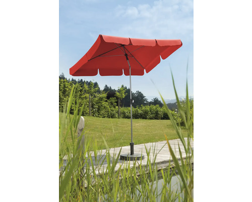 Vierkante tuinscherm met stalen mast en betonnen voet op een houten terras.