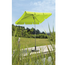 Rechthoekige parasol met standaard in de tuin
