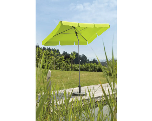 Rechthoekige parasol met standaard in de tuin