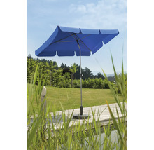 Vierkante parasol op een houten terras