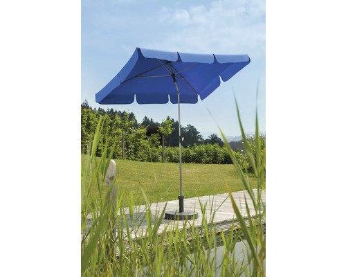 Vierkante parasol op een houten terras