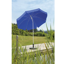 Blauwe parasol met standaard op een houten terras