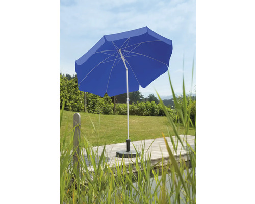 Blauwe parasol met standaard op een houten terras