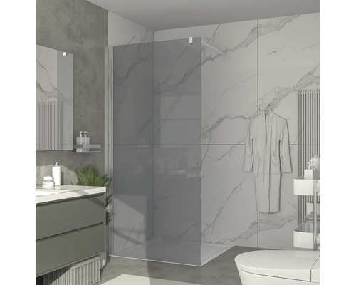 Moderne badkamer met douchewand, wastafel, toilet en radiator