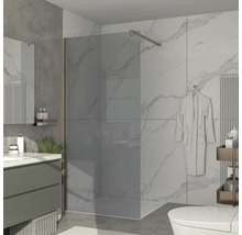 Moderne badkamer met glazen douchewand, wastafel en toilet