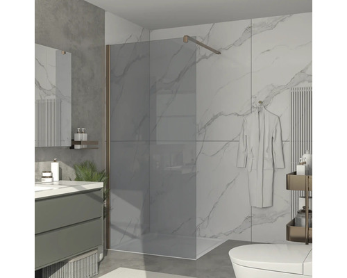 Moderne badkamer met glazen douchewand, wastafel en toilet