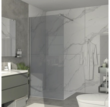 Moderne badkamer met inloopdouche, wastafel en marmeren tegels.