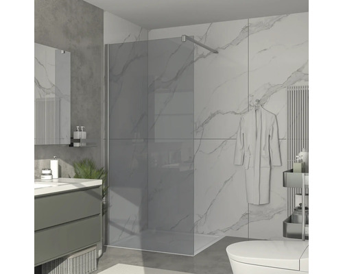 Moderne badkamer met inloopdouche, wastafel en marmeren tegels.