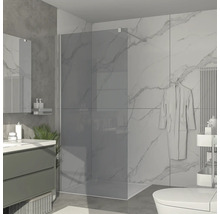 Moderne badkamer met glazen douche, wastafel en toilet