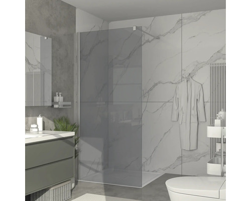 Moderne badkamer met glazen douche, wastafel en toilet