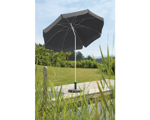 Grijze tuinzonne parasol op een houten terras