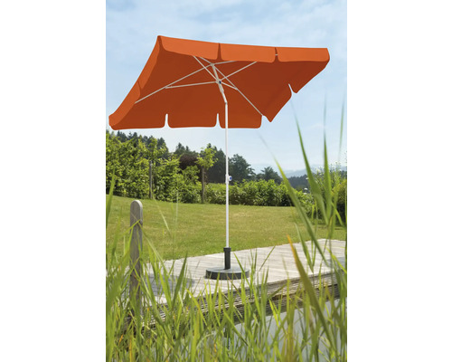 Vierkante parasol op een terras