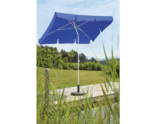 Vierkante parasol met parasolvoet in de tuin