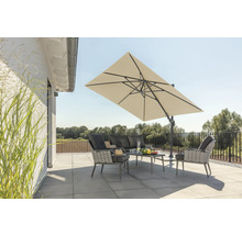 Tuinscene met zweefparasol, loungemeubels en tafel op een terras