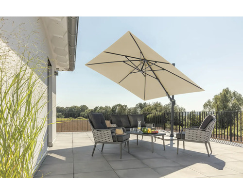 Tuinscene met zweefparasol, loungemeubels en tafel op een terras