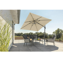 Tuinscene met zweefparasol, bank, fauteuils en tafel op een terras.