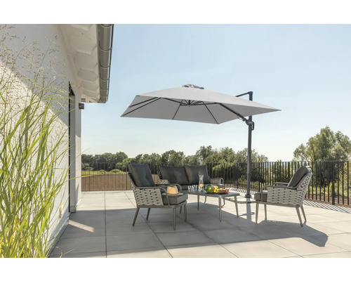 Terras met tuinmeubilair en parasol