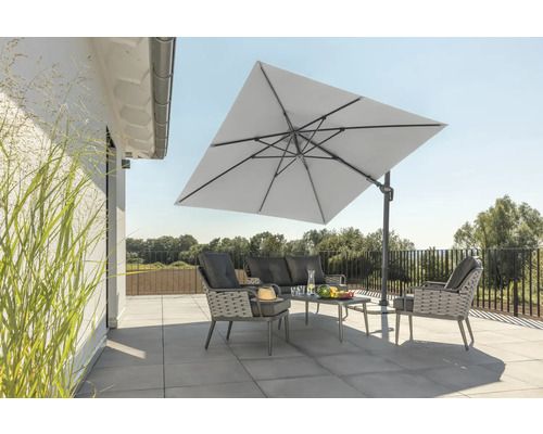 Terras met tuinzitgroep en parasol