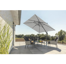 Tuinscène met zweefparasol, tuinmeubelset met bank, stoelen en tafel