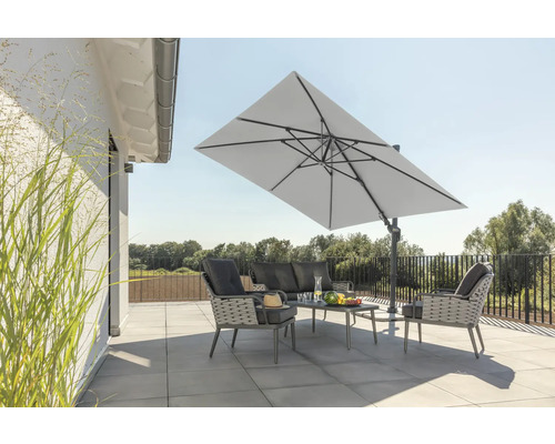 Tuinscène met zweefparasol, tuinmeubelset met bank, stoelen en tafel