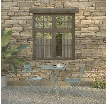 Tuinscene met bistrotafel en twee stoelen voor een stenen muur