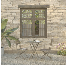 Tuinscène met tafel en twee stoelen voor een stenen muur