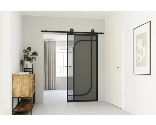 Interieur met schuifdeur van glas en metalen frame