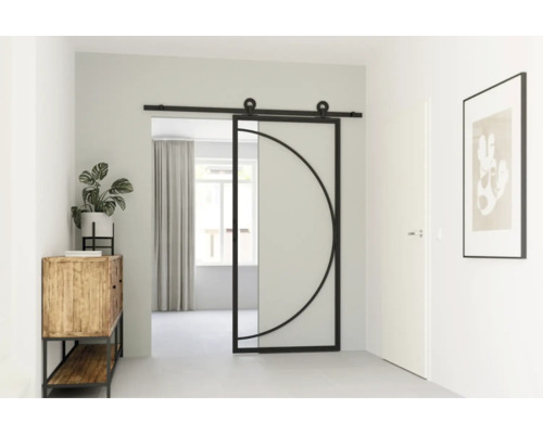 Hal met glazen en metalen schuifdeur met geometrisch patroon