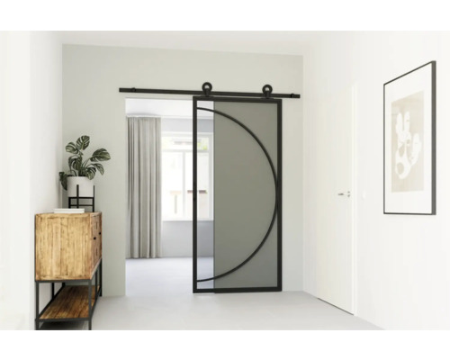 Glazen schuifdeur met metalen frame en halfrond design in de woonkamer