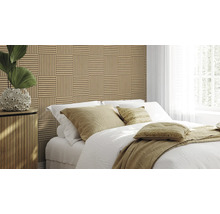 Slaapkamer met houten wandpanelen in geometrisch ontwerp, bed en nachtkastje