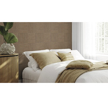 Slaapkamer met houten wandpanelen achter het bed en een kleine kast.