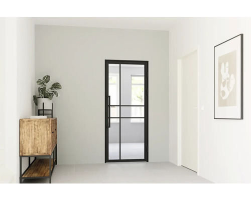Lichte hal met zwarte glazen deur, dressoir en kamerplant