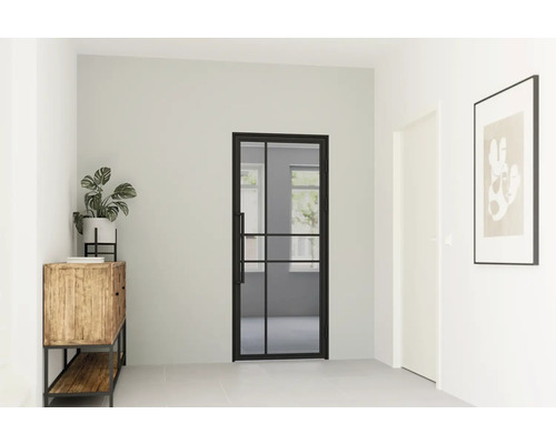 Lichte interieurfoto met glazen binnendeur met roeden, dressoir en kamerplant
