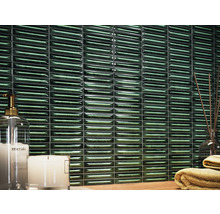 Wanddecoratie met rechthoekige, glanzende tegels in de badkamer.