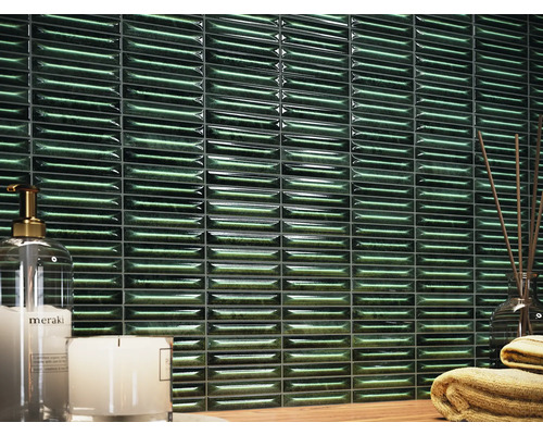 Wanddecoratie met rechthoekige, glanzende tegels in de badkamer.