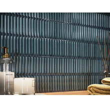 Wandtegels in een badkamer met kaarsen en handdoeken