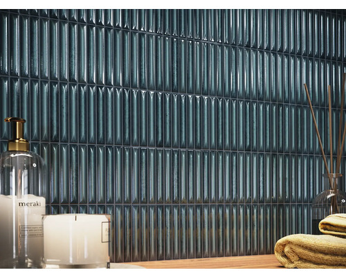 Wandtegels in een badkamer met kaarsen en handdoeken