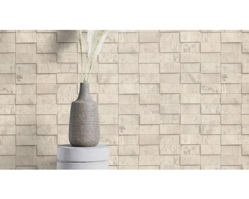 Lichtkleurig behang met steeneffect met vaas op kruk